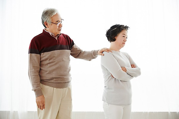 포토 JPG 스튜디오촬영 여자 할아버지 노년 남자 할머니 실내 서기 상반신 두명 앞모습 옆모습 실버라이프 노부부 한국인 짜증 60대 부부싸움 화해 삐침 토라짐 노인만 어깨에손 국내포토 라이프스타일 부부 감정 뷰포인트 컨셉 모션 사람 동양인 성인 내부 싸움 성인만 파일형식