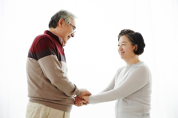 포토 JPG 스튜디오촬영 여자 할아버지 노년 남자 할머니 실내 서기 미소 상반신 두명 옆모습 실버라이프 마주보기 손잡기 노부부 다정 한국인 60대 노인만 국내포토 라이프스타일 부부 뷰포인트 컨셉 모션 표정 사람 동양인 성인 내부 성인만 파일형식