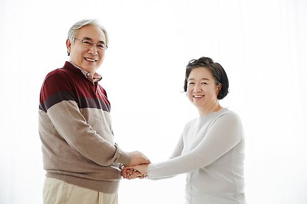 포토 JPG 스튜디오촬영 여자 할아버지 노년 남자 할머니 실내 서기 미소 상반신 두명 옆모습 실버라이프 마주보기 손잡기 노부부 다정 한국인 60대 노인만 국내포토 라이프스타일 부부 뷰포인트 컨셉 모션 표정 사람 동양인 성인 내부 성인만 파일형식