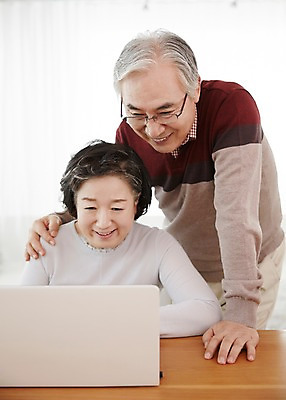 포토 JPG 스튜디오촬영 응시 여자 할아버지 노년 남자 할머니 실내 서기 미소 앉기 상반신 두명 앞모습 노트북 실버라이프 노부부 다정 한국인 60대 즐거움 노인만 평생교육 국내포토 라이프스타일 부부 시선 교육 감정 뷰포인트 컨셉 모션 표정 사람 동양인 성인 내부 전자제품 성인만 파일형식