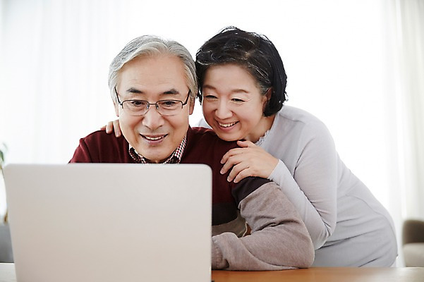 포토 JPG 스튜디오촬영 응시 여자 할아버지 노년 남자 할머니 실내 서기 미소 앉기 상반신 두명 앞모습 노트북 실버라이프 노부부 다정 한국인 60대 노인만 평생교육 국내포토 라이프스타일 부부 시선 교육 뷰포인트 컨셉 모션 표정 사람 동양인 성인 내부 전자제품 성인만 파일형식