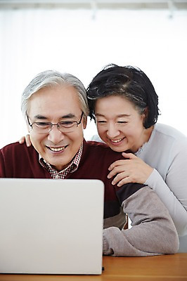 포토 JPG 스튜디오촬영 응시 여자 할아버지 노년 남자 할머니 실내 미소 앉기 상반신 두명 앞모습 노트북 실버라이프 노부부 다정 한국인 60대 노인만 평생교육 국내포토 라이프스타일 부부 시선 교육 뷰포인트 컨셉 모션 표정 사람 동양인 성인 내부 전자제품 성인만 파일형식