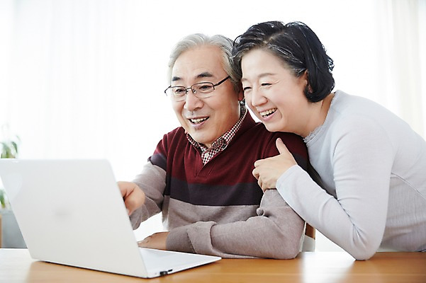 포토 JPG 스튜디오촬영 여자 할아버지 노년 남자 할머니 실내 서기 미소 앉기 상반신 두명 노트북 실버라이프 노부부 다정 한국인 60대 즐거움 화상통화 노인만 평생교육 국내포토 라이프스타일 부부 교육 감정 컨셉 모션 표정 사람 동양인 성인 내부 전자제품 통화 성인만 파일형식