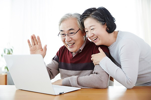 포토 JPG 스튜디오촬영 여자 할아버지 노년 남자 할머니 실내 서기 미소 앉기 상반신 두명 노트북 실버라이프 노부부 다정 한국인 60대 즐거움 손인사 화상통화 노인만 국내포토 라이프스타일 부부 감정 컨셉 모션 표정 사람 동양인 성인 내부 전자제품 인사 통화 성인만 파일형식