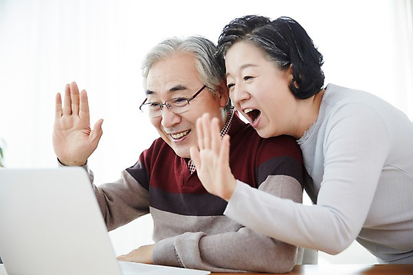 포토 JPG 스튜디오촬영 여자 할아버지 노년 남자 할머니 실내 서기 미소 앉기 상반신 두명 노트북 실버라이프 노부부 다정 한국인 60대 즐거움 손인사 화상통화 노인만 국내포토 라이프스타일 부부 감정 컨셉 모션 표정 사람 동양인 성인 내부 전자제품 인사 통화 성인만 파일형식