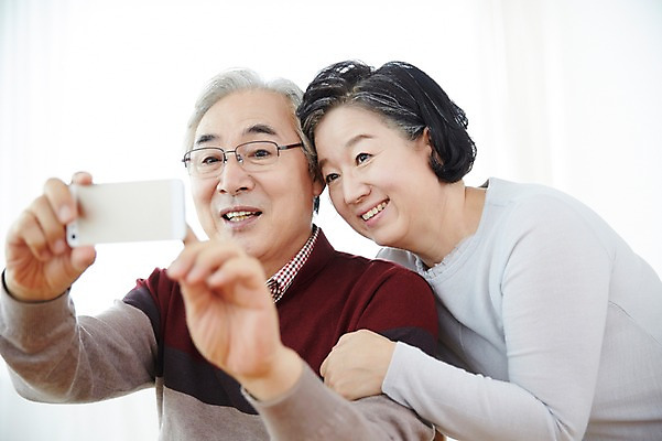 포토 JPG 스튜디오촬영 여자 할아버지 노년 남자 할머니 실내 미소 들기 앉기 상반신 두명 앞모습 실버라이프 스마트폰 노부부 다정 한국인 60대 노인만 국내포토 라이프스타일 부부 뷰포인트 컨셉 모션 표정 사람 동양인 성인 내부 핸드폰 스마트기기 성인만 파일형식