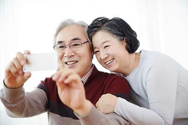 포토 JPG 스튜디오촬영 여자 할아버지 노년 남자 할머니 실내 미소 들기 앉기 상반신 두명 앞모습 실버라이프 스마트폰 노부부 다정 한국인 60대 노인만 국내포토 라이프스타일 부부 뷰포인트 컨셉 모션 표정 사람 동양인 성인 내부 핸드폰 스마트기기 성인만 파일형식