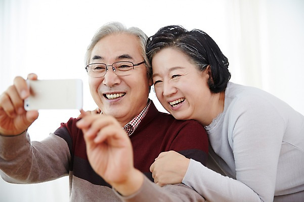 포토 JPG 스튜디오촬영 여자 할아버지 노년 남자 할머니 실내 미소 들기 앉기 상반신 두명 앞모습 실버라이프 스마트폰 노부부 다정 한국인 60대 노인만 국내포토 라이프스타일 부부 뷰포인트 컨셉 모션 표정 사람 동양인 성인 내부 핸드폰 스마트기기 성인만 파일형식