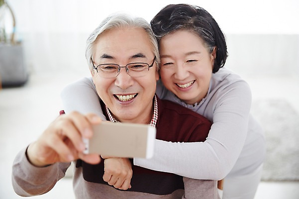 포토 JPG 스튜디오촬영 여자 할아버지 노년 남자 할머니 실내 미소 들기 앉기 상반신 두명 앞모습 실버라이프 스마트폰 노부부 다정 한국인 60대 노인만 국내포토 라이프스타일 부부 뷰포인트 컨셉 모션 표정 사람 동양인 성인 내부 핸드폰 스마트기기 성인만 파일형식