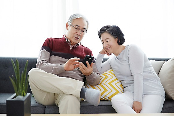 포토 JPG 스튜디오촬영 여자 할아버지 노년 남자 할머니 실내 들기 앉기 상반신 두명 앞모습 실버라이프 스마트폰 소파 노부부 다정 한국인 60대 노인만 국내포토 라이프스타일 부부 뷰포인트 컨셉 의자 모션 사람 동양인 성인 내부 핸드폰 스마트기기 성인만 파일형식