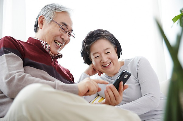 포토 JPG 스튜디오촬영 여자 할아버지 노년 남자 할머니 실내 미소 들기 앉기 상반신 두명 앞모습 실버라이프 스마트폰 소파 노부부 다정 한국인 60대 노인만 국내포토 라이프스타일 부부 뷰포인트 컨셉 의자 모션 표정 사람 동양인 성인 내부 핸드폰 스마트기기 성인만 파일형식