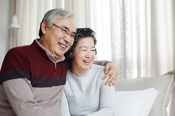 포토 JPG 스튜디오촬영 여자 할아버지 노년 남자 할머니 실내 미소 앉기 상반신 두명 앞모습 실버라이프 노부부 다정 한국인 60대 노인만 어깨에손 국내포토 라이프스타일 부부 뷰포인트 컨셉 모션 표정 사람 동양인 성인 내부 성인만 파일형식