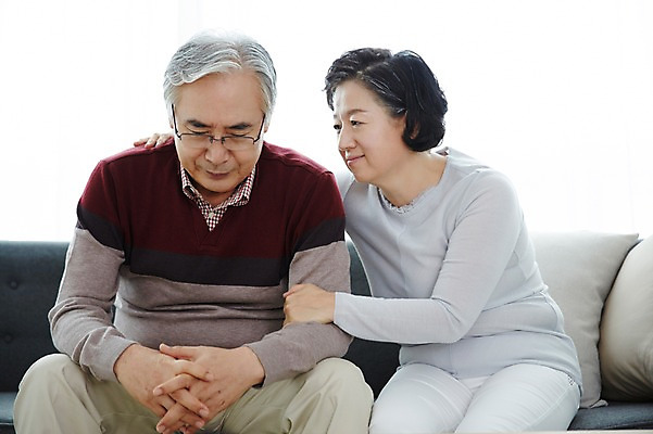 포토 JPG 스튜디오촬영 여자 할아버지 노년 남자 할머니 실내 앉기 상반신 두명 앞모습 실버라이프 소파 노부부 한국인 60대 위로 노인만 국내포토 라이프스타일 부부 뷰포인트 의자 모션 사람 동양인 성인 내부 성인만 파일형식