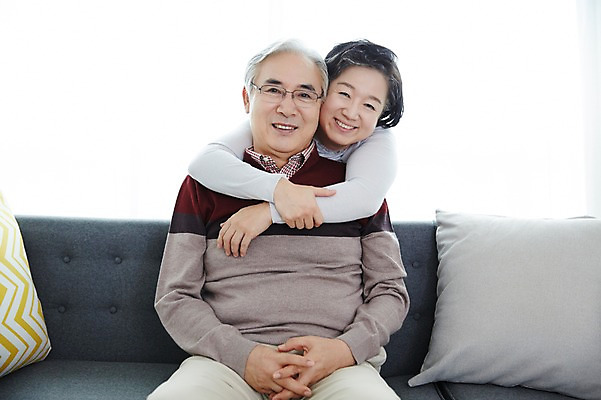 포토 JPG 스튜디오촬영 여자 할아버지 노년 남자 할머니 포옹 실내 미소 앉기 상반신 두명 앞모습 실버라이프 소파 노부부 다정 한국인 60대 노인만 국내포토 라이프스타일 부부 뷰포인트 컨셉 의자 안기 모션 표정 사람 동양인 성인 내부 성인만 파일형식