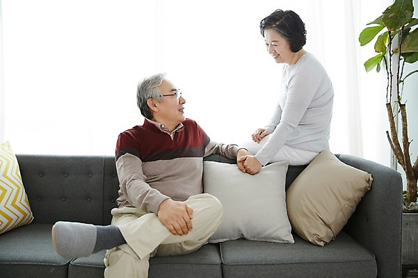 포토 JPG 스튜디오촬영 여자 할아버지 노년 남자 할머니 거실 실내 앉기 두명 실버라이프 소파 손잡기 노부부 다정 한국인 60대 노인만 국내포토 라이프스타일 부부 컨셉 의자 모션 사람 동양인 성인 내부 성인만 파일형식