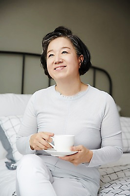 포토 JPG 스튜디오촬영 여자 노년 할머니 커피 티타임 휴식 실내 한명 미소 들기 앉기 상반신 앞모습 실버라이프 침실 한국인 침대 60대 노인만 노인여자한명만 국내포토 1 라이프스타일 음료 뷰포인트 가구 컨셉 모션 표정 사람 동양인 성인 내부 여자한명만 성인만 노인여자만 파일형식