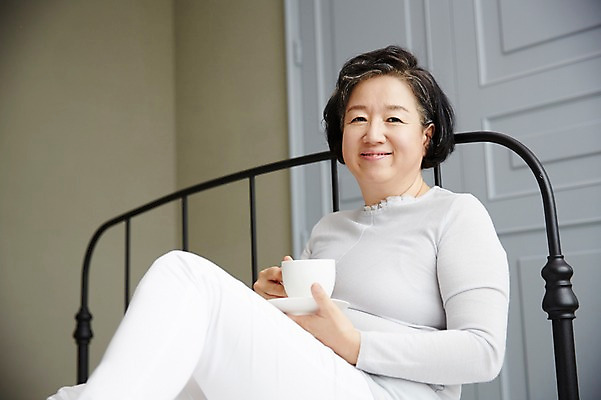 포토 JPG 스튜디오촬영 여자 노년 할머니 커피 티타임 휴식 실내 한명 미소 들기 앉기 상반신 옆모습 실버라이프 침실 한국인 침대 60대 노인만 노인여자한명만 국내포토 1 라이프스타일 음료 뷰포인트 가구 컨셉 모션 표정 사람 동양인 성인 내부 여자한명만 성인만 노인여자만 파일형식