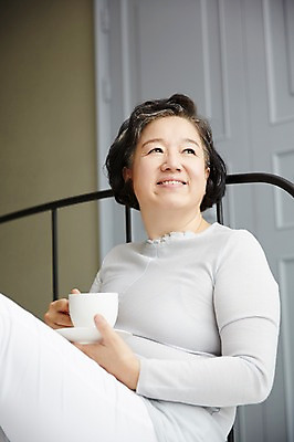 포토 JPG 스튜디오촬영 여자 노년 할머니 커피 티타임 휴식 실내 한명 미소 들기 앉기 상반신 옆모습 실버라이프 침실 한국인 침대 60대 노인만 노인여자한명만 국내포토 1 라이프스타일 음료 뷰포인트 가구 컨셉 모션 표정 사람 동양인 성인 내부 여자한명만 성인만 노인여자만 파일형식