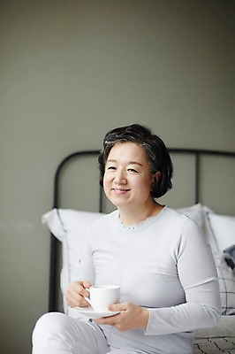 포토 JPG 스튜디오촬영 여자 노년 할머니 커피 티타임 휴식 실내 한명 미소 들기 앉기 상반신 앞모습 실버라이프 침실 한국인 침대 60대 노인만 노인여자한명만 국내포토 1 라이프스타일 음료 뷰포인트 가구 컨셉 모션 표정 사람 동양인 성인 내부 여자한명만 성인만 노인여자만 파일형식