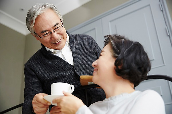 포토 JPG 스튜디오촬영 여자 할아버지 노년 남자 할머니 커피 티타임 휴식 실내 서기 미소 앉기 상반신 두명 앞모습 실버라이프 노부부 다정 한국인 60대 주기 노인만 국내포토 라이프스타일 부부 음료 뷰포인트 컨셉 모션 표정 사람 동양인 성인 내부 성인만 파일형식