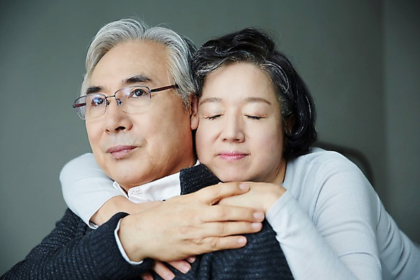 포토 JPG 스튜디오촬영 여자 할아버지 노년 남자 할머니 실내 미소 앉기 상반신 두명 앞모습 실버라이프 노부부 다정 한국인 60대 백허그 노인만 국내포토 라이프스타일 부부 뷰포인트 컨셉 모션 포옹 표정 사람 동양인 성인 내부 성인만 파일형식