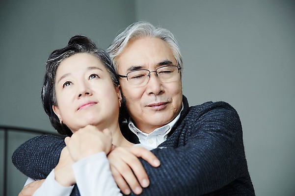 포토 JPG 스튜디오촬영 여자 할아버지 노년 남자 할머니 실내 미소 앉기 상반신 두명 앞모습 실버라이프 노부부 다정 한국인 60대 백허그 노인만 국내포토 라이프스타일 부부 뷰포인트 컨셉 모션 포옹 표정 사람 동양인 성인 내부 성인만 파일형식