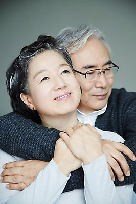 포토 JPG 스튜디오촬영 여자 할아버지 노년 남자 할머니 실내 미소 앉기 상반신 두명 앞모습 실버라이프 노부부 다정 한국인 60대 백허그 노인만 국내포토 라이프스타일 부부 뷰포인트 컨셉 모션 포옹 표정 사람 동양인 성인 내부 성인만 파일형식