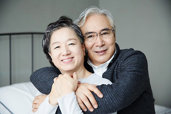 포토 JPG 스튜디오촬영 여자 할아버지 노년 남자 할머니 실내 미소 앉기 상반신 두명 앞모습 실버라이프 노부부 다정 한국인 60대 백허그 노인만 국내포토 라이프스타일 부부 뷰포인트 컨셉 모션 포옹 표정 사람 동양인 성인 내부 성인만 파일형식