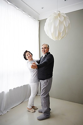 포토 JPG 스튜디오촬영 전신 여자 할아버지 노년 남자 할머니 실내 서기 미소 두명 옆모습 실버라이프 손잡기 노부부 다정 한국인 춤 60대 노인만 국내포토 라이프스타일 부부 뷰포인트 컨셉 모션 문화예술 표정 사람 동양인 성인 내부 성인만 파일형식