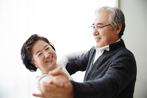 포토 JPG 스튜디오촬영 여자 할아버지 노년 남자 할머니 실내 서기 미소 상반신 두명 옆모습 실버라이프 손잡기 노부부 다정 한국인 춤 60대 노인만 국내포토 라이프스타일 부부 뷰포인트 컨셉 모션 문화예술 표정 사람 동양인 성인 내부 성인만 파일형식