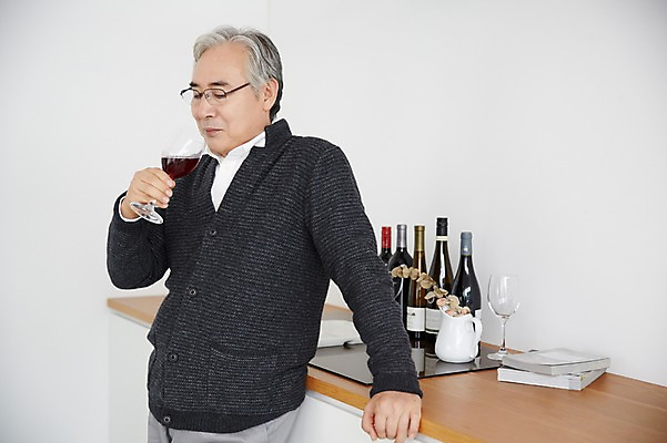 포토 JPG 스튜디오촬영 할아버지 노년 남자 여유 휴식 실내 한명 서기 들기 상반신 옆모습 실버라이프 와인 기댐 한국인 60대 노인만 노인남자한명만 국내포토 1 라이프스타일 감정 뷰포인트 컨셉 모션 주류 사람 동양인 성인 내부 남자한명만 성인만 노인남자만 파일형식