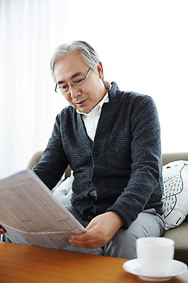 포토 JPG 스튜디오촬영 할아버지 노년 남자 여유 휴식 실내 한명 들기 앉기 상반신 앞모습 실버라이프 소파 한국인 신문 60대 노인만 노인남자한명만 국내포토 1 라이프스타일 감정 뷰포인트 컨셉 의자 모션 사람 동양인 성인 내부 간행물 뉴스 남자한명만 성인만 노인남자만 파일형식