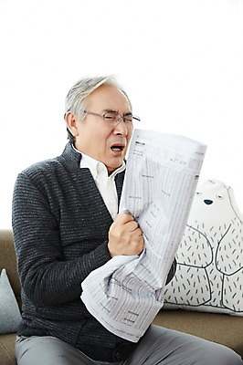 포토 JPG 스튜디오촬영 할아버지 노년 남자 스트레스 실내 한명 들기 앉기 상반신 앞모습 실버라이프 소파 한국인 분노 짜증 신문 60대 구김 노인만 노인남자한명만 국내포토 1 라이프스타일 감정 뷰포인트 의자 모션 사람 동양인 성인 내부 간행물 뉴스 남자한명만 성인만 노인남자만 파일형식