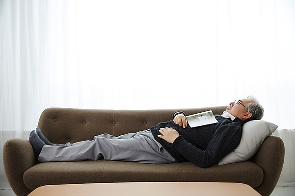 포토 JPG 스튜디오촬영 전신 할아버지 노년 남자 여유 휴식 실내 한명 옆모습 책 실버라이프 소파 눕기 한국인 잠 60대 덮기 노인만 노인남자한명만 국내포토 1 라이프스타일 감정 뷰포인트 컨셉 의자 모션 사람 동양인 성인 내부 남자한명만 성인만 노인남자만 파일형식