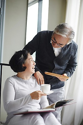 포토 JPG 스튜디오촬영 여자 할아버지 노년 남자 할머니 실내 서기 미소 앉기 상반신 두명 앞모습 실버라이프 노부부 다정 침실 한국인 60대 노인만 국내포토 라이프스타일 부부 뷰포인트 컨셉 모션 표정 사람 동양인 성인 내부 성인만 파일형식