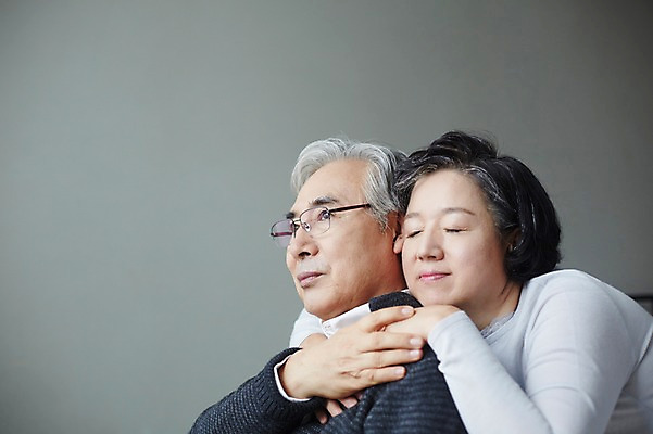 포토 JPG 스튜디오촬영 여자 할아버지 노년 남자 할머니 안기 실내 상반신 두명 옆모습 실버라이프 노부부 다정 한국인 60대 백허그 노인만 국내포토 라이프스타일 부부 뷰포인트 컨셉 모션 포옹 사람 동양인 성인 내부 성인만 파일형식