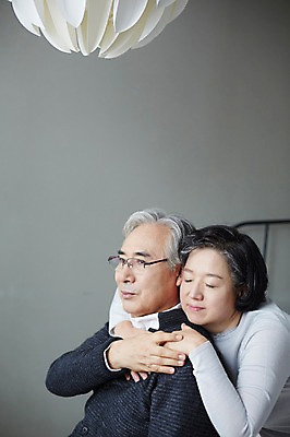 포토 JPG 스튜디오촬영 여자 할아버지 노년 남자 할머니 안기 실내 미소 상반신 두명 옆모습 실버라이프 눈감음 노부부 다정 한국인 60대 백허그 노인만 국내포토 라이프스타일 부부 뷰포인트 컨셉 모션 포옹 표정 사람 동양인 성인 내부 성인만 파일형식