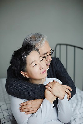 포토 JPG 스튜디오촬영 여자 할아버지 노년 남자 할머니 안기 실내 상반신 두명 앞모습 실버라이프 노부부 다정 한국인 60대 백허그 노인만 국내포토 라이프스타일 부부 뷰포인트 컨셉 모션 포옹 사람 동양인 성인 내부 성인만 파일형식