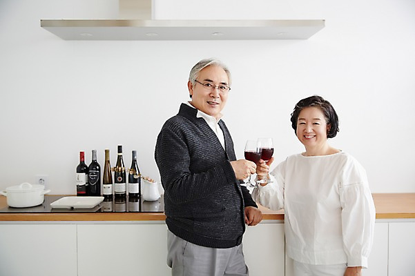 포토 JPG 스튜디오촬영 여자 할아버지 노년 남자 할머니 휴식 실내 서기 미소 들기 상반신 두명 앞모습 실버라이프 와인 노부부 다정 한국인 60대 노인만 국내포토 라이프스타일 부부 뷰포인트 컨셉 모션 주류 표정 사람 동양인 성인 내부 성인만 파일형식