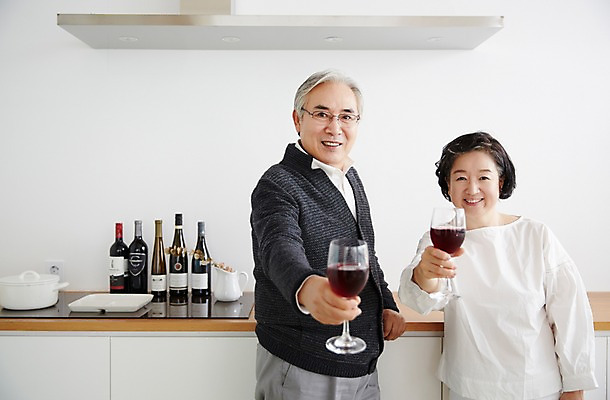 포토 JPG 스튜디오촬영 여자 할아버지 노년 남자 할머니 휴식 실내 서기 미소 들기 상반신 두명 앞모습 실버라이프 와인 노부부 다정 한국인 60대 노인만 국내포토 라이프스타일 부부 뷰포인트 컨셉 모션 주류 표정 사람 동양인 성인 내부 성인만 파일형식