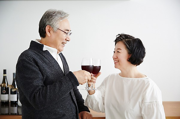 포토 JPG 스튜디오촬영 여자 할아버지 노년 남자 할머니 휴식 실내 서기 미소 들기 상반신 두명 앞모습 실버라이프 마주보기 와인 노부부 다정 한국인 60대 노인만 국내포토 라이프스타일 부부 뷰포인트 컨셉 모션 주류 표정 사람 동양인 성인 내부 성인만 파일형식