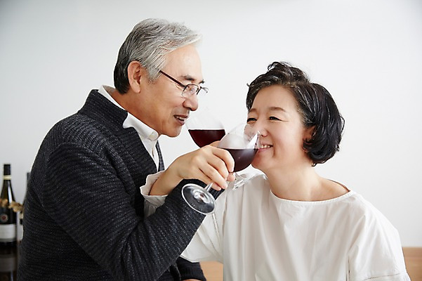 포토 JPG 스튜디오촬영 여자 할아버지 노년 남자 할머니 휴식 실내 서기 미소 들기 상반신 두명 앞모습 실버라이프 와인 노부부 다정 한국인 60대 러브샷 노인만 국내포토 라이프스타일 부부 뷰포인트 컨셉 모션 주류 표정 사람 동양인 성인 내부 성인만 파일형식