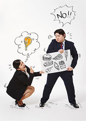 편집이미지 여자 남자 다이어트 피자 패스트푸드 합성일러스트 정장 성인 두명 30대 한국인 감자튀김 햄버거 비만 합성 핫도그 아이스크림콘 이미지편집 AI파일 옷 음식 감자 서양음식 건강 사람 동양인 장년 튀김 인스턴트 몸매 콘 파일형식 벡터