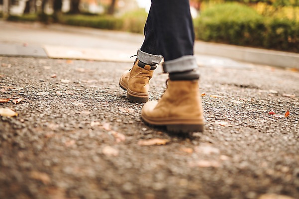 포토 JPG 주간 서양인 외국인 공원 남자 한명 20대 성인 야외 뒷모습 신체부위 걷기 산책로 가을 다리 국내포토 자연요소 1 계절 공공시설 길 뷰포인트 모션 사람 인종 청년 파일형식