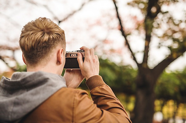 포토 JPG 주간 서양인 외국인 공원 남자 한명 상반신 20대 성인 야외 뒷모습 아웃포커스 카메라 사진촬영 가을 청년남자한명만 성인남자한명만 국내포토 자연요소 1 계절 공공시설 뷰포인트 촬영기법 사람 인종 청년 전자제품 촬영 남자한명만 성인남자만 청년남자만 파일형식