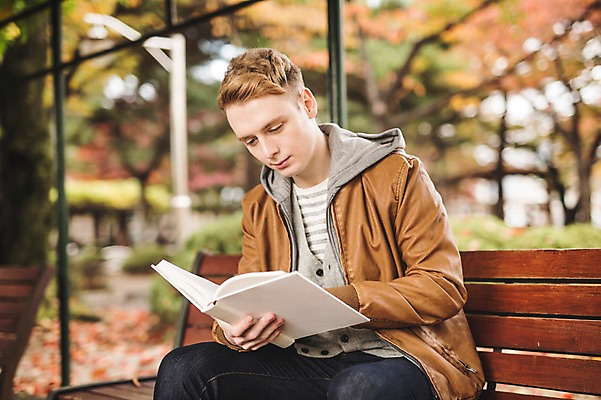 포토 JPG 주간 서양인 외국인 공원 남자 벤치 한명 앉기 상반신 20대 성인 야외 책 독서 가을 청년남자한명만 성인남자한명만 국내포토 자연요소 1 계절 공공시설 의자 모션 사람 인종 청년 남자한명만 성인남자만 청년남자만 파일형식