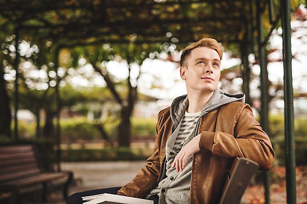 포토 JPG 주간 서양인 외국인 공원 남자 벤치 한명 앉기 상반신 20대 성인 야외 옆모습 책 독서 가을 청년남자한명만 성인남자한명만 국내포토 자연요소 1 계절 공공시설 뷰포인트 의자 모션 사람 인종 청년 남자한명만 성인남자만 청년남자만 파일형식