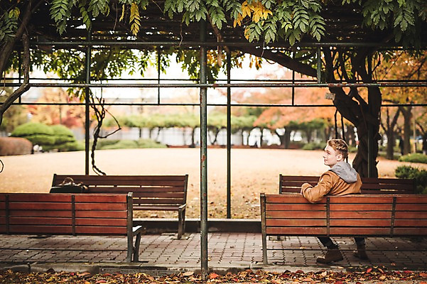 포토 JPG 주간 전신 서양인 외국인 공원 남자 벤치 한명 앉기 20대 성인 야외 뒷모습 가을 청년남자한명만 성인남자한명만 국내포토 자연요소 1 계절 공공시설 뷰포인트 의자 모션 사람 인종 청년 남자한명만 성인남자만 청년남자만 파일형식