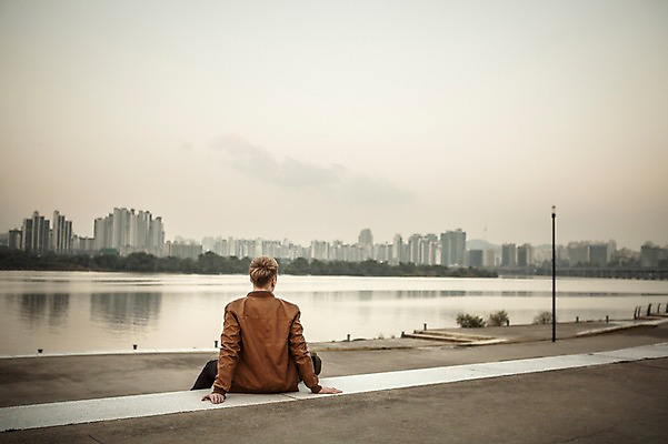 포토 JPG 주간 서양인 외국인 남자 한명 앉기 빌딩 상반신 20대 성인 야외 뒷모습 도시 한강 여의도 한강공원 손짚기 청년남자한명만 성인남자한명만 국내포토 자연요소 1 공원 뷰포인트 모션 서울 사람 인종 손짓 청년 건물 랜드마크 남자한명만 성인남자만 청년남자만 파일형식