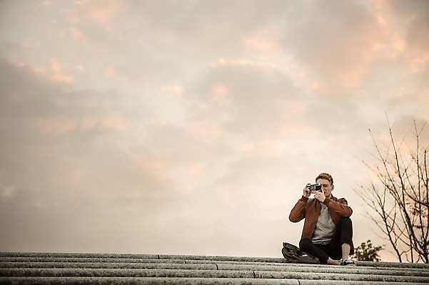 포토 JPG 주간 전신 서양인 외국인 남자 하늘 한명 앉기 20대 성인 야외 앞모습 카메라 계단 사진촬영 한강 여의도 한강공원 청년남자한명만 성인남자한명만 국내포토 자연요소 1 공원 뷰포인트 모션 서울 사람 인종 청년 전자제품 촬영 랜드마크 남자한명만 성인남자만 청년남자만 파일형식